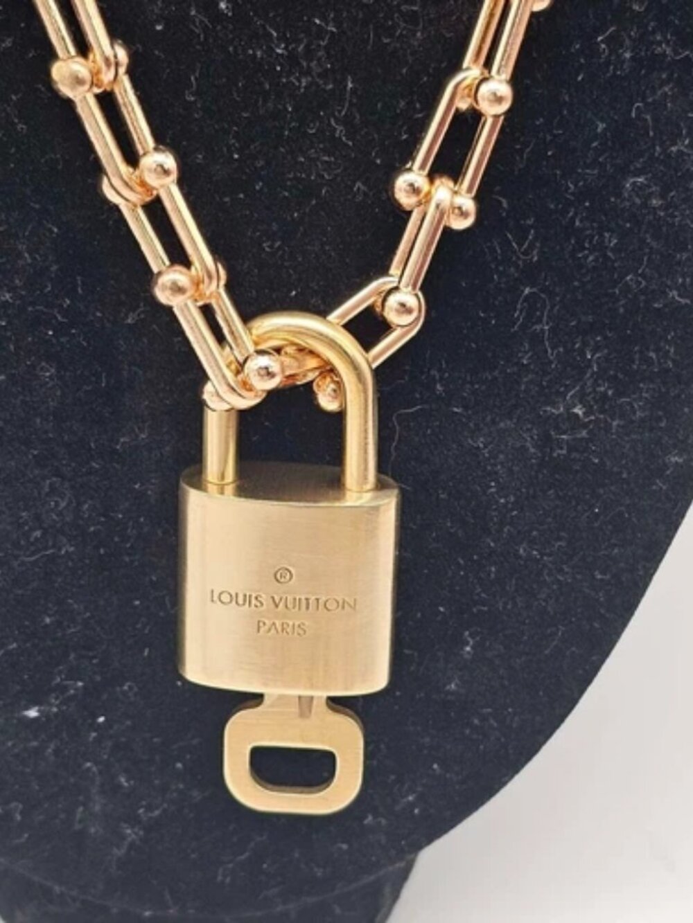 Gold-Plated Necklace with Authentic Louis Vuitton Padlock - Picture 4 of 11